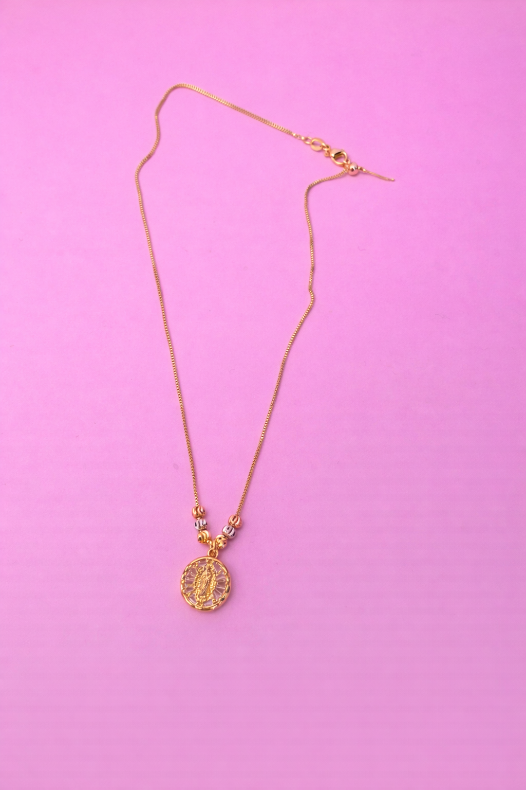 Collar ajustable virgen con zirconias y cuentas