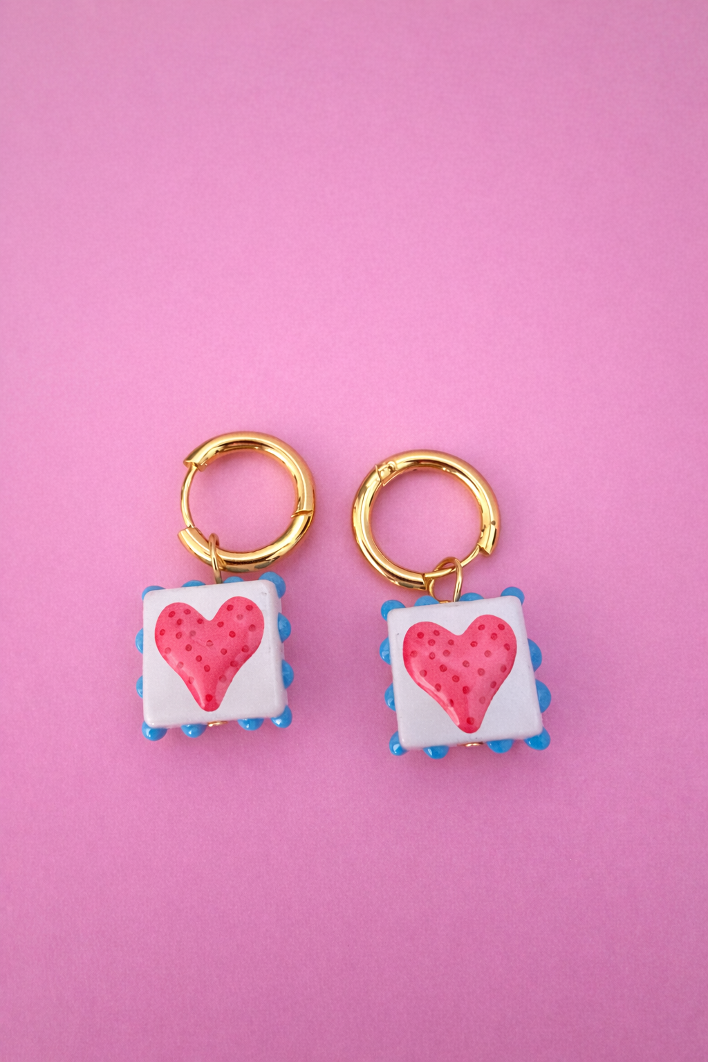 Huggies con corazones esmaltados