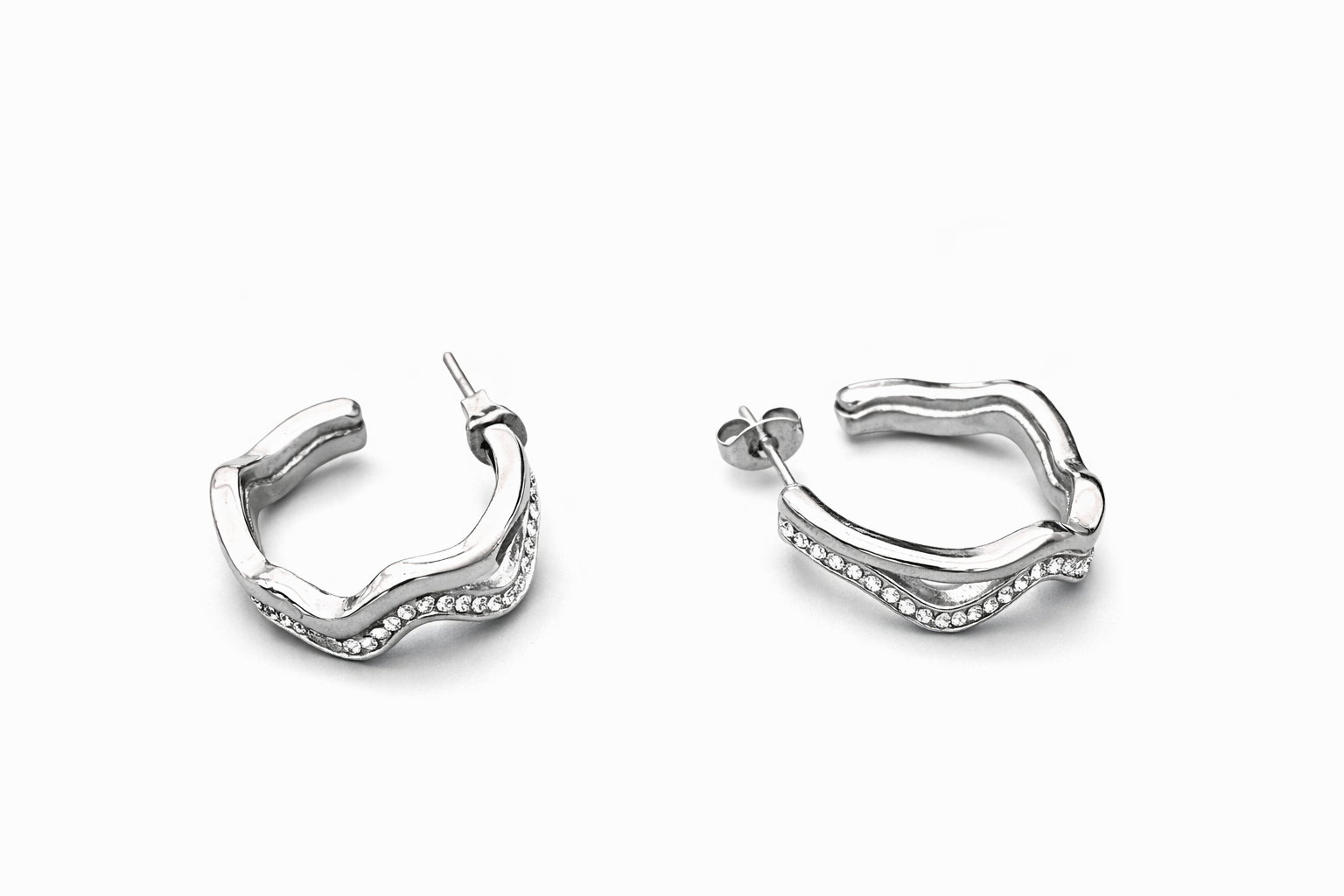 Arracada wavy con zirconias