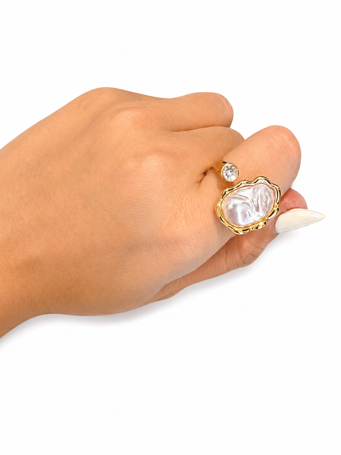 Anillo perla irregular y zirconia redonda