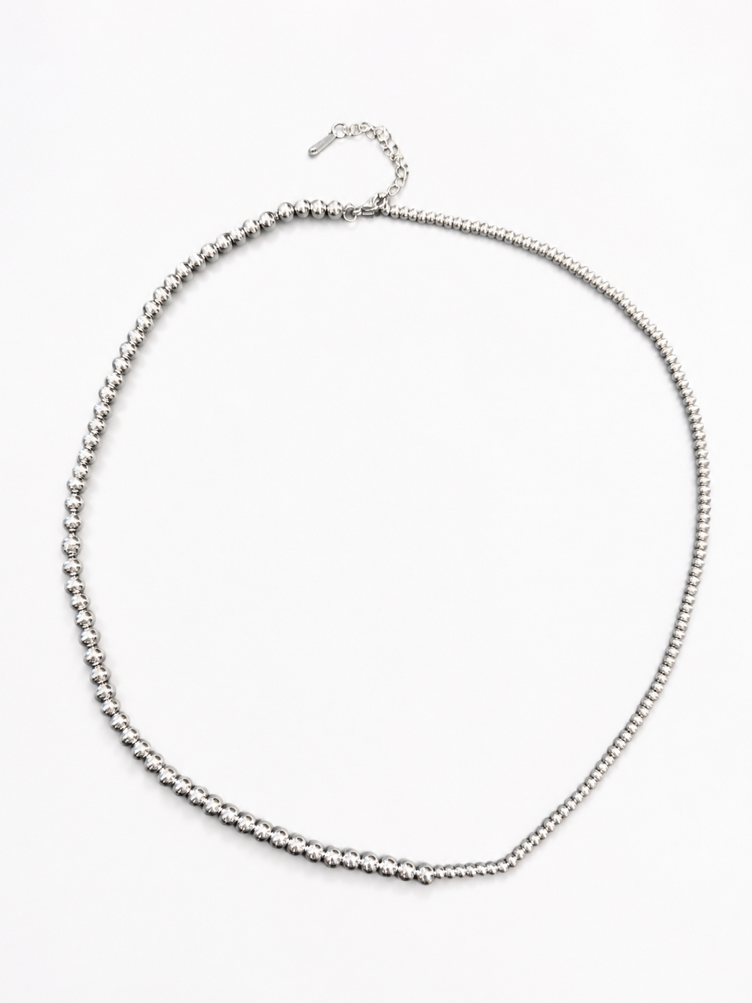 Collar de cuentas plateadas