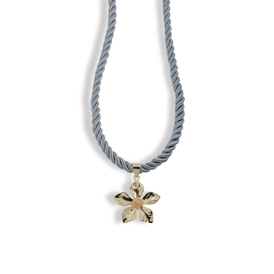 Collar con flor y cordón torzal gris