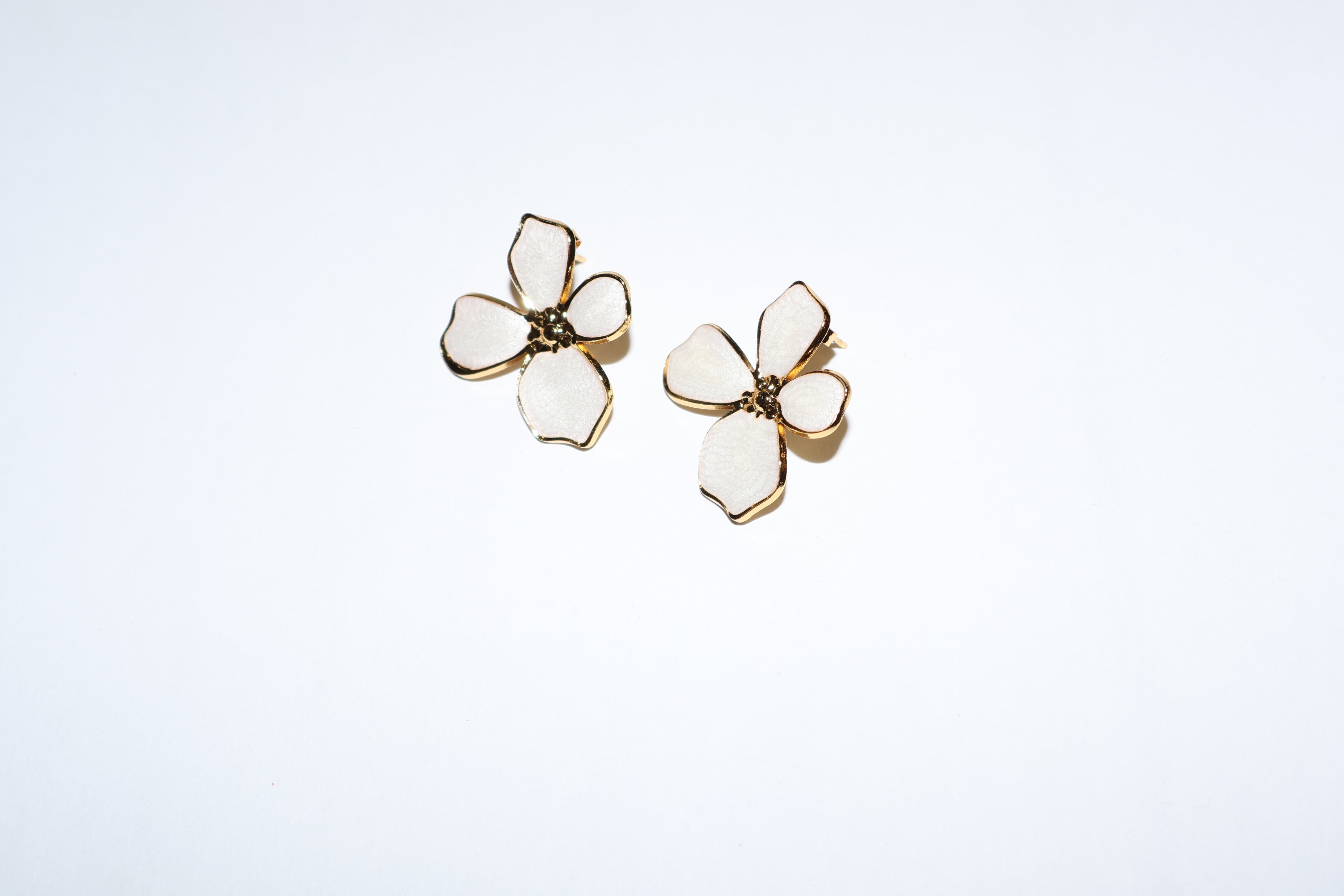 Aretes flor blanca