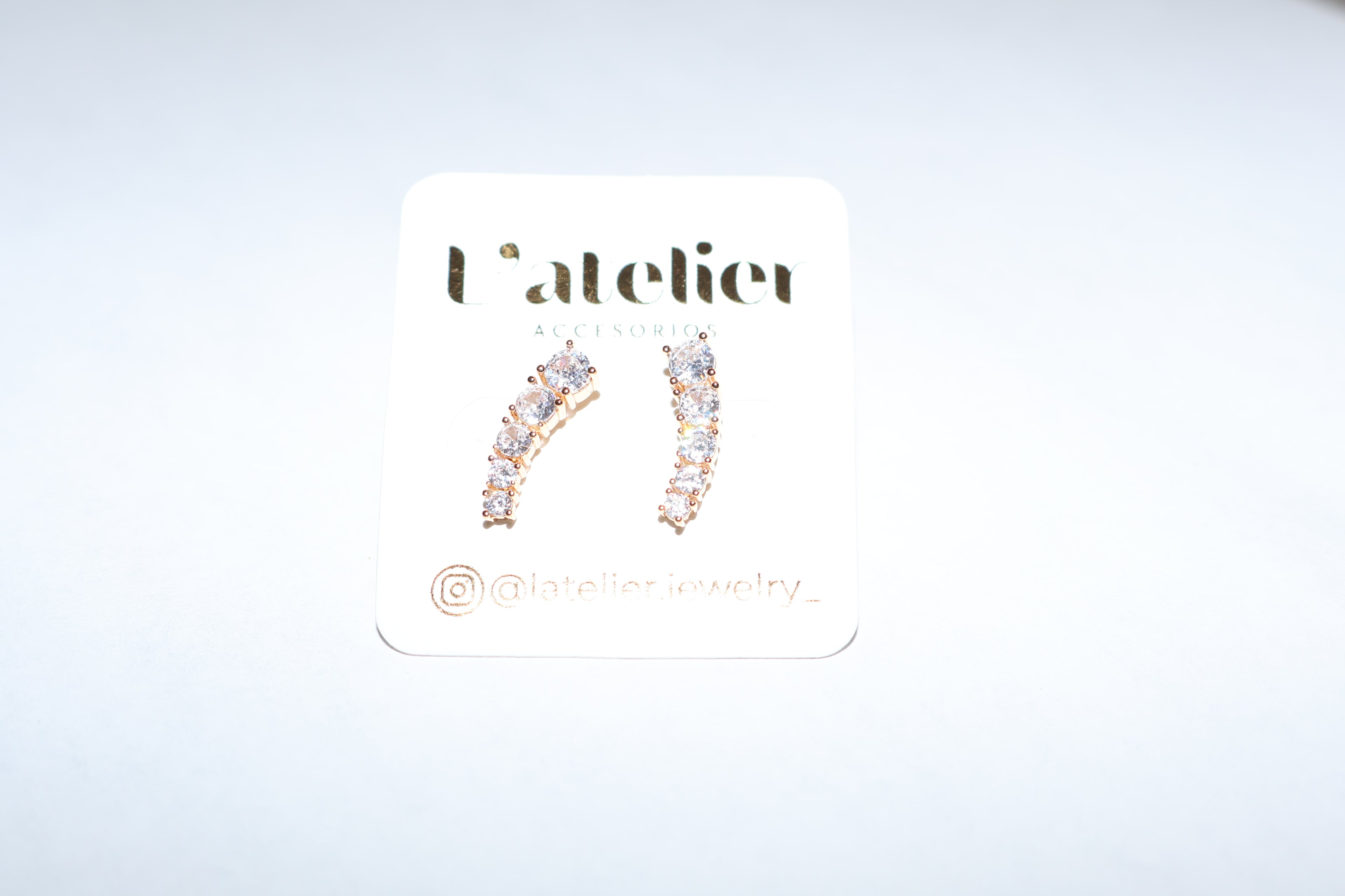 Aretes tipo broquel 5 zirconias curva
