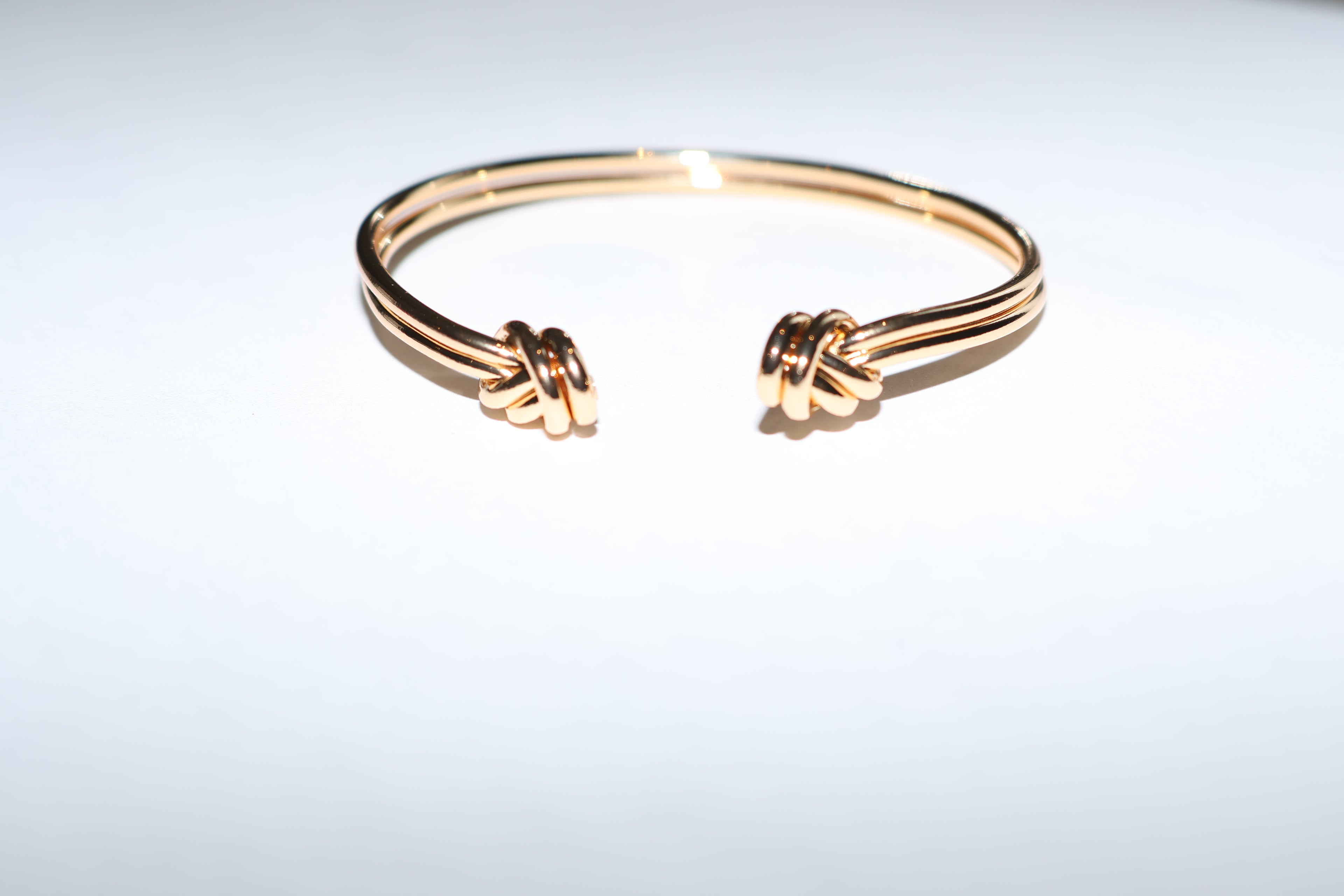 Pulsera rigida con dos nuditos