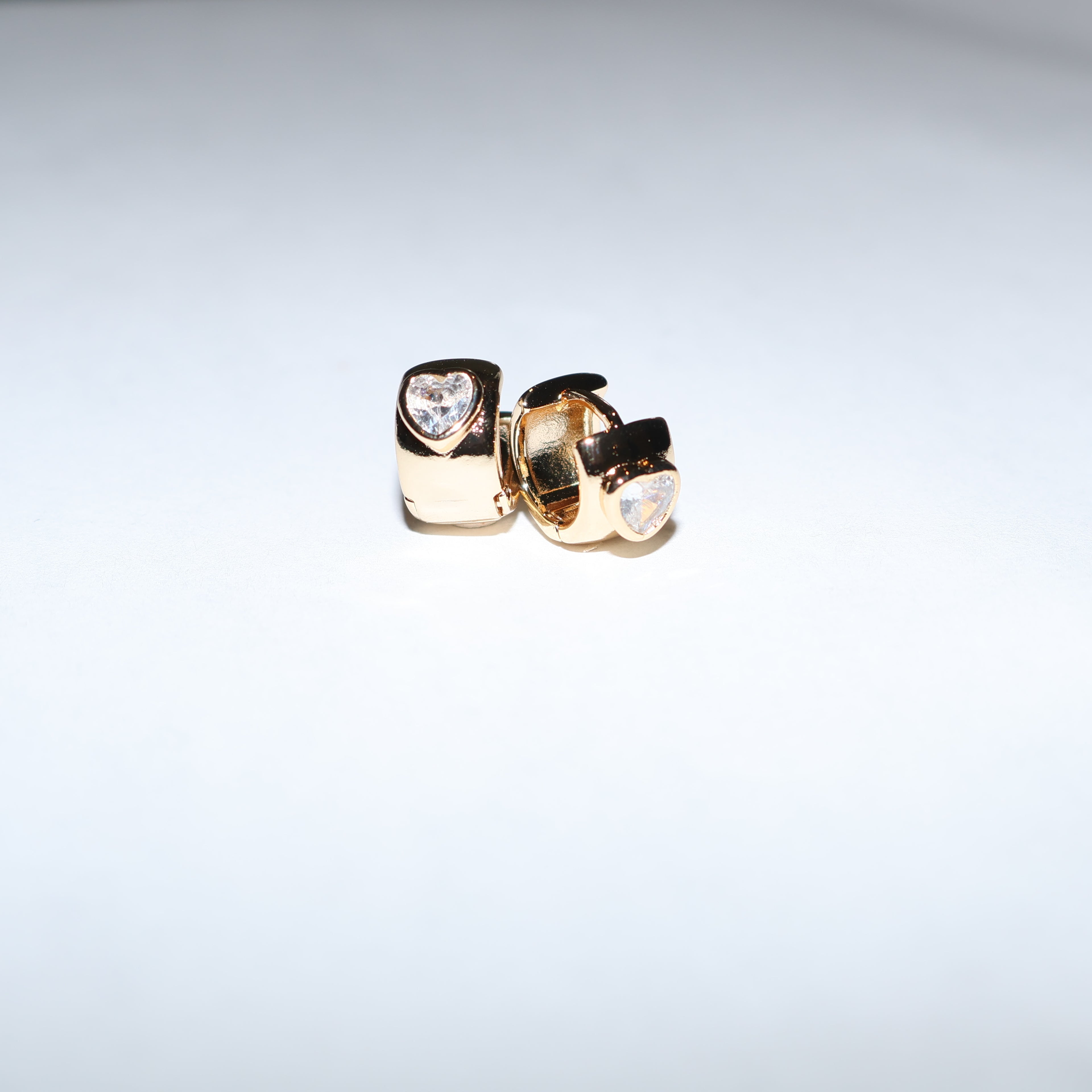 huggie ancho con zirconia de corazon