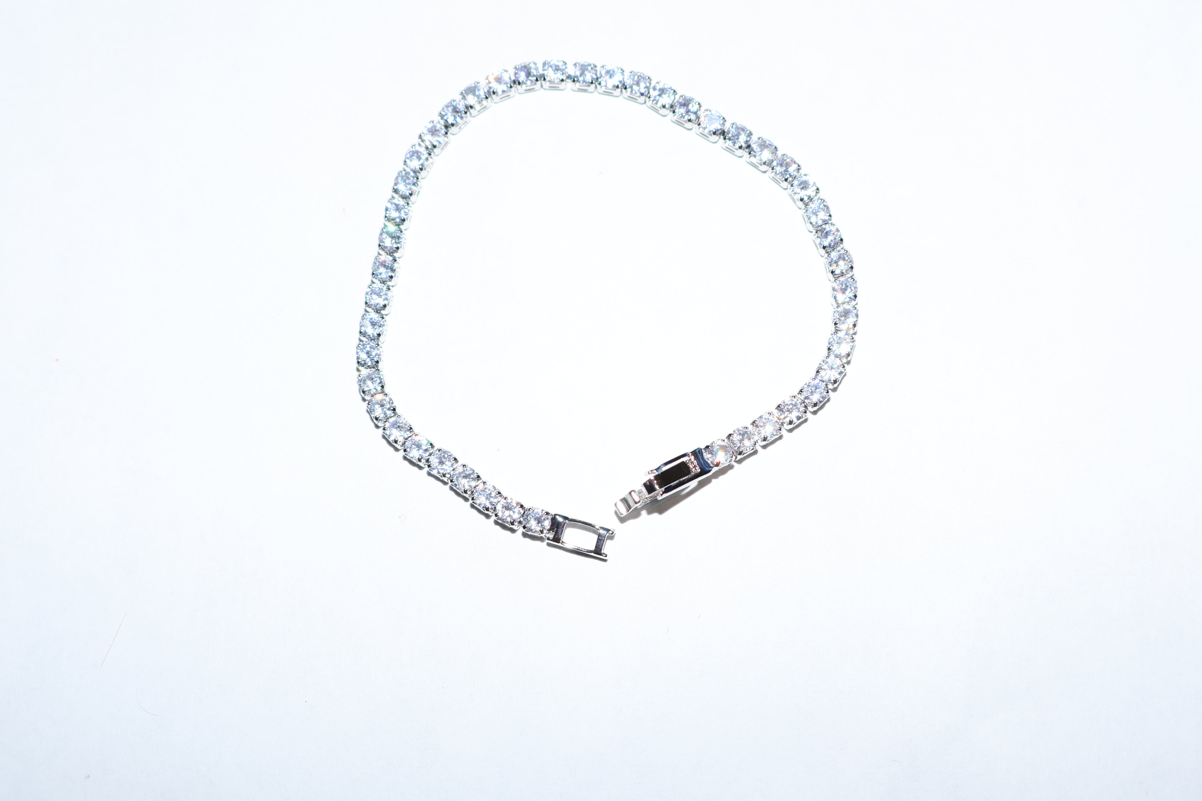 pulsera tipo tennis con broche plateada