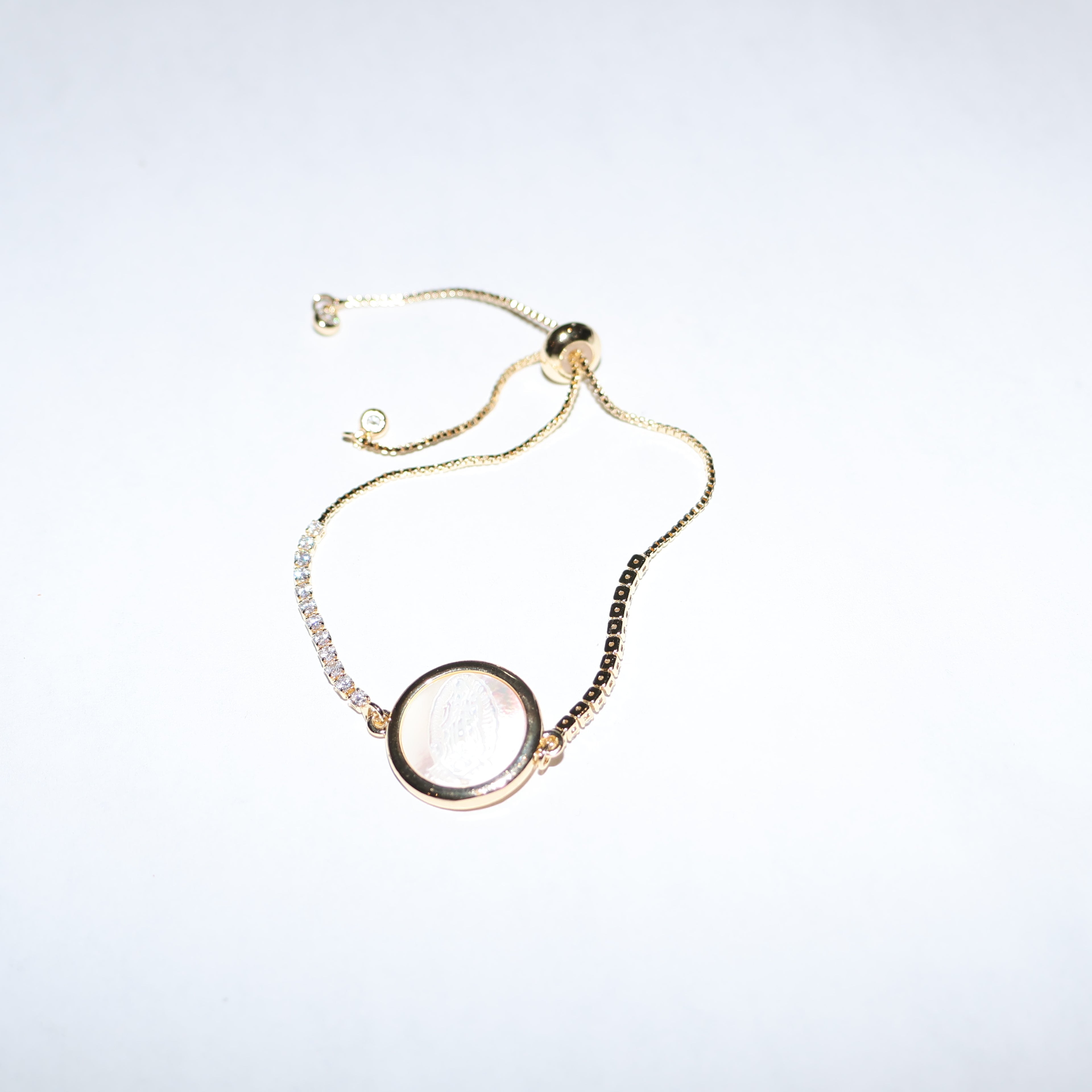 Pulsera tipo tennis con dije de la virgen