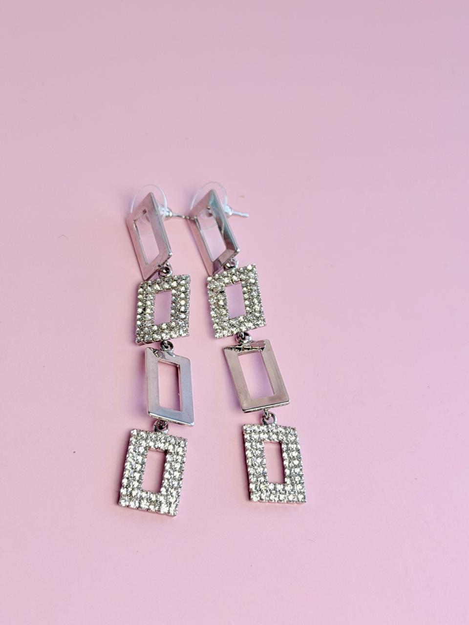 ARETES CUADRADOS LARGOS CHAPA18K