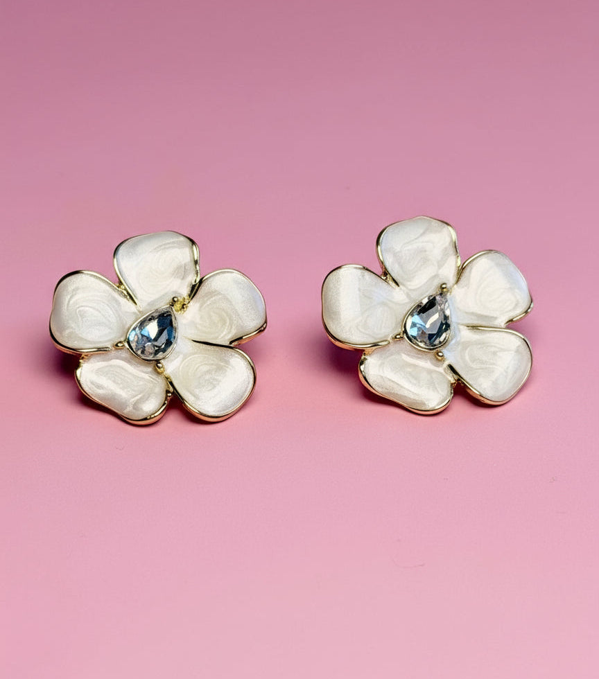 Aretes flor blanca modelo 1 ch18k