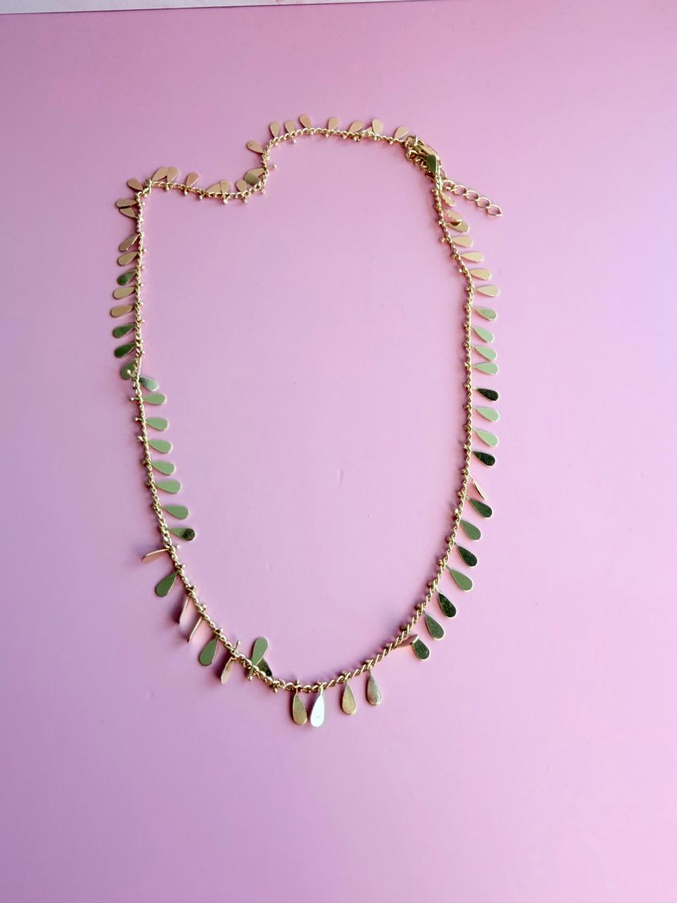 Petal necklace ch18k