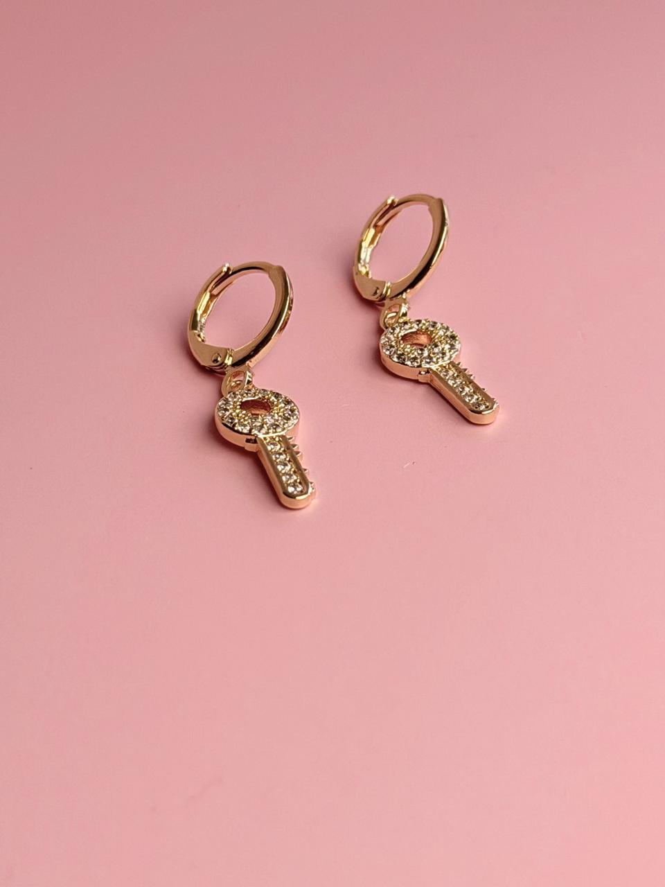 HUGGIES CON LLAVE COLGANTE Y CIRCONIAS 32MM/2M