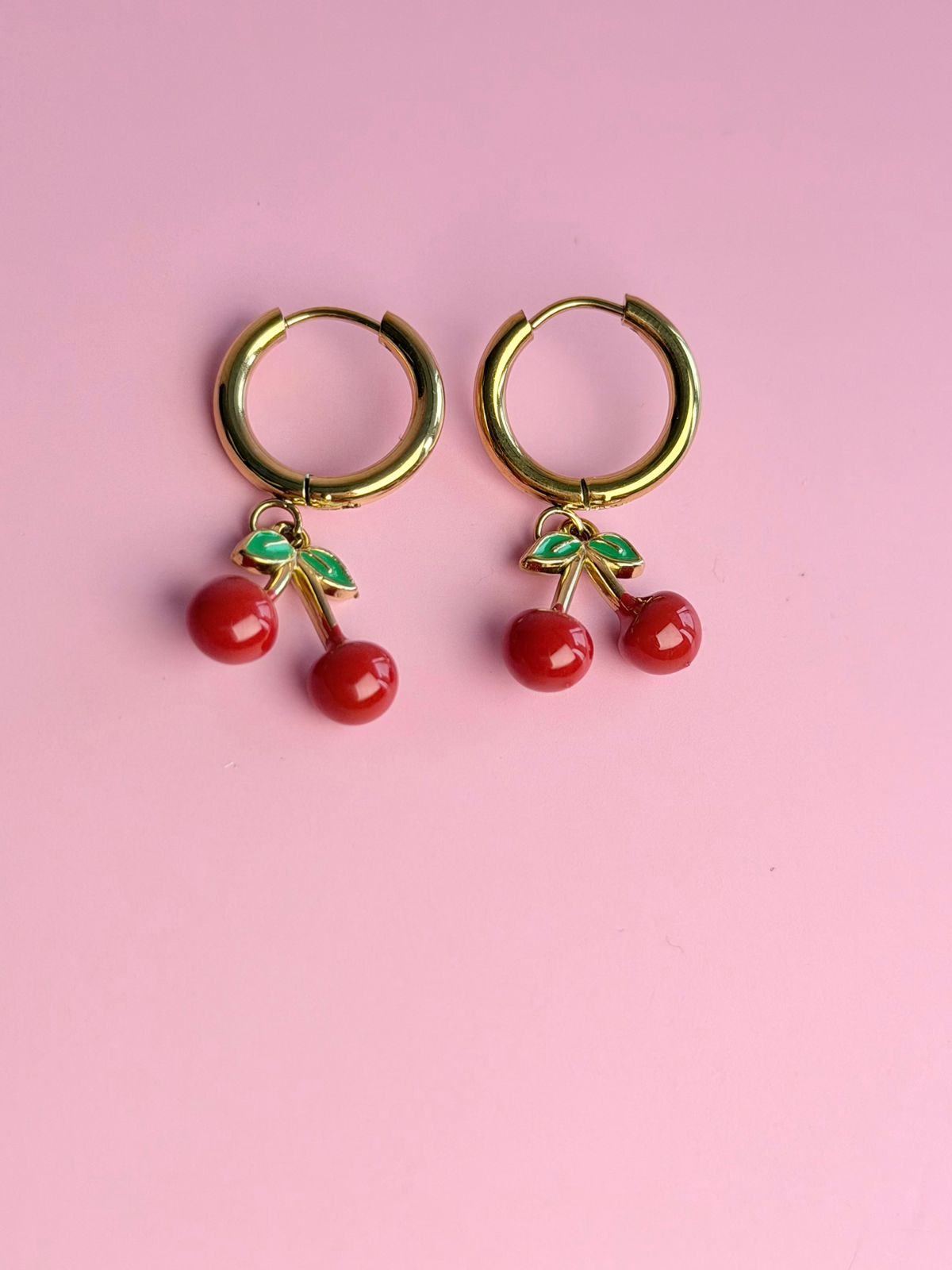 HUGGIES CON COLGANTE DE CEREZAS ESMALTADAS