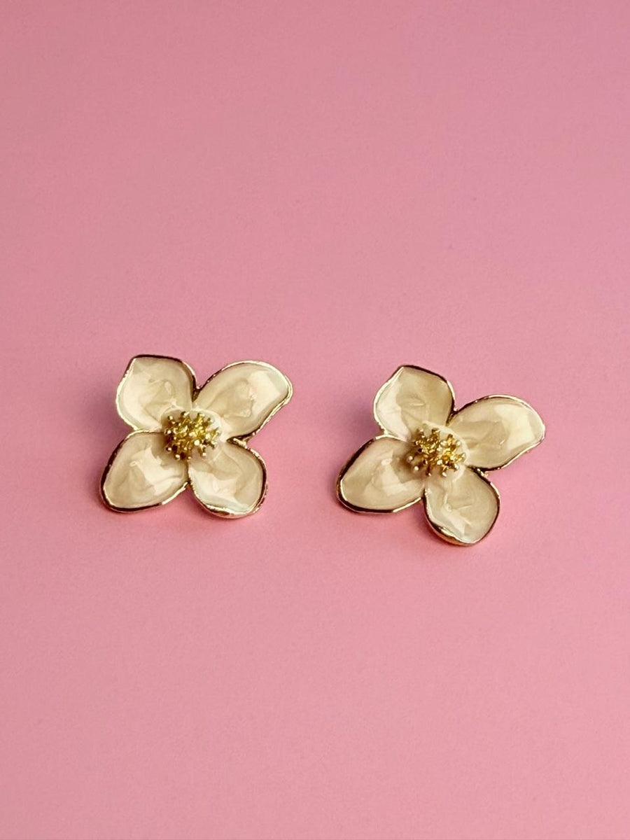 Aretes flor blanca 4 petalos