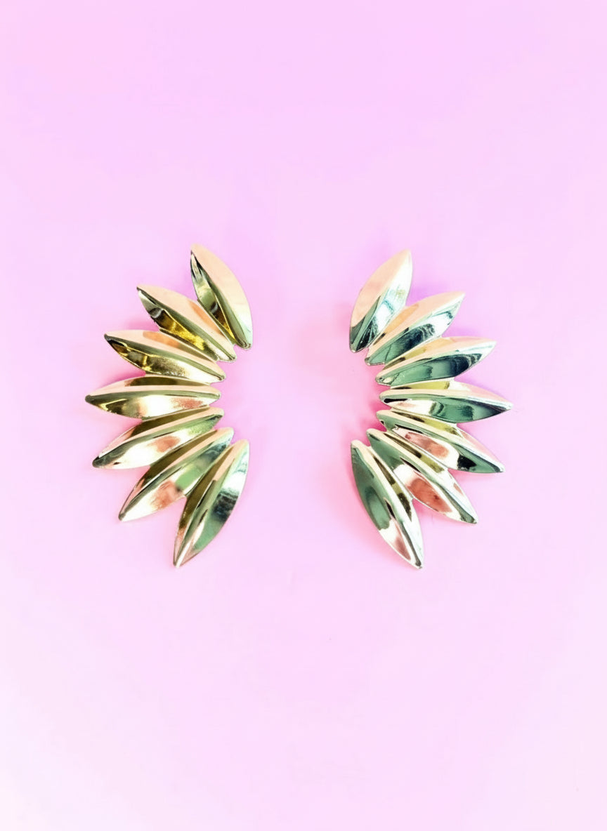 ARETE MEDIA FLOR CHAPA DE ORO 18K