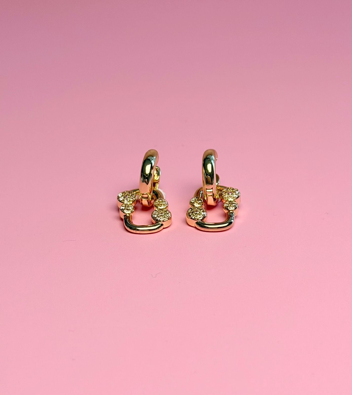 HUGGIES CON COLGANTE OVALADO Y CIRCULOS CON C