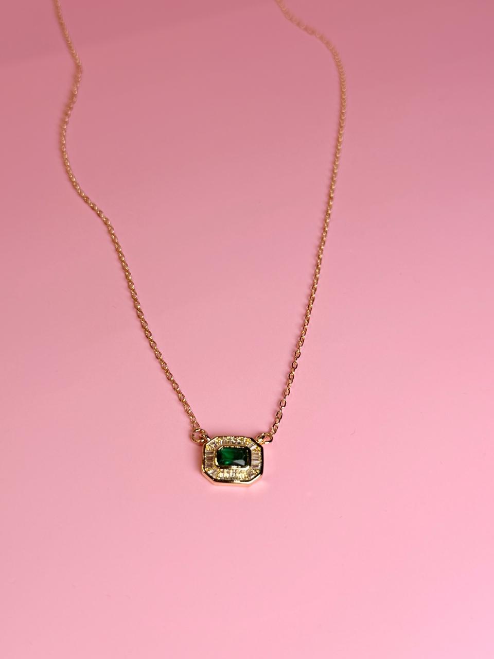 COLLAR CON DIJE RECTANGULAR Y CIRCONIA VERDE